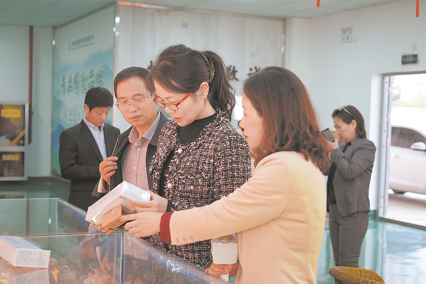 陕西乐丽鑫生物科技有限公司总经理王丽红为参观者介绍公司产品