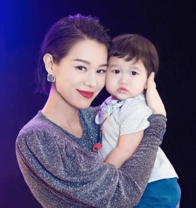 41歲胡杏兒4年抱三胎，嫁夜店富豪李乘德，並表示老公出軌也會原諒 娛樂八卦吃瓜 第3张