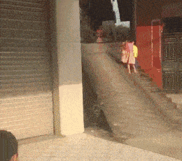 搞笑gif段子:小姐姐:大爷看来年轻的时候也很有故事