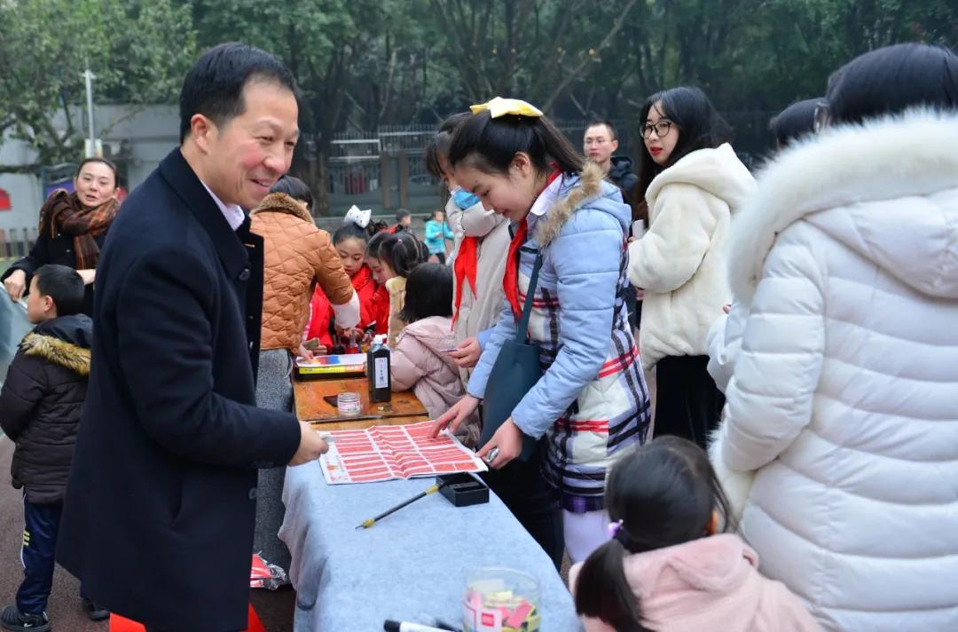 大江小学跳蚤书市让学生在书海中遨游