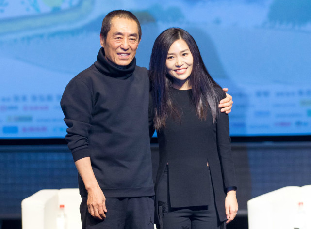 张艺谋为小女儿开心庆生,14岁张壹娇像极妈妈