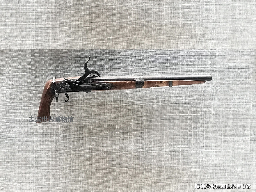 军事博物馆看展手枪是谁发明的手枪史上有哪些著名手枪