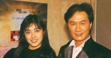 许冠杰恋同一个混血女人54年,今72岁笑看子孙满堂