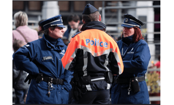 原创哪个国家的警服好看意大利的警察披风加拿大女骑警的红色制服