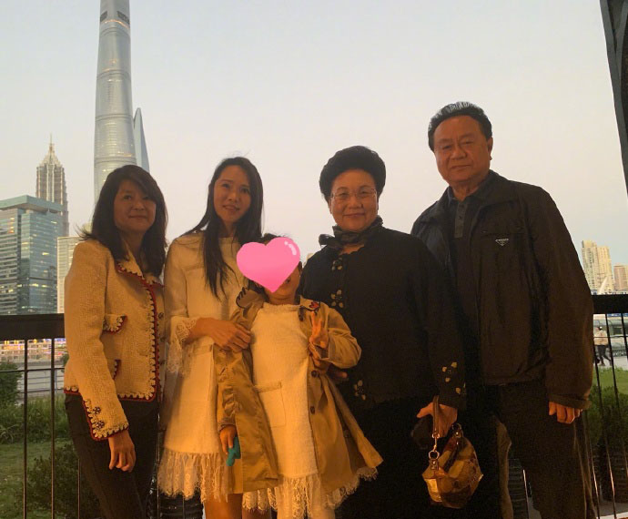 伊能静晒与18岁儿子合照,正面照曝光长得还挺帅