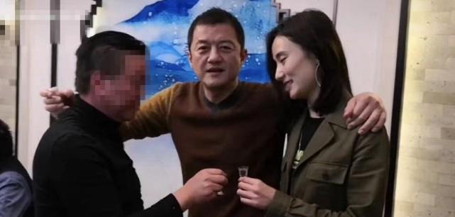 陪伴李亚鹏给酒席上的朋友敬酒,搂抱着合照,以李亚鹏女伴身份参与应酬