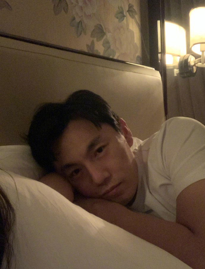 伊能静晒与18岁儿子合照,正面照曝光长得还挺帅