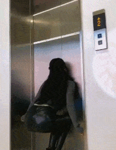 搞笑gif段子:6,小姐姐你在电梯门口干啥呢,你看把小哥哥吓得