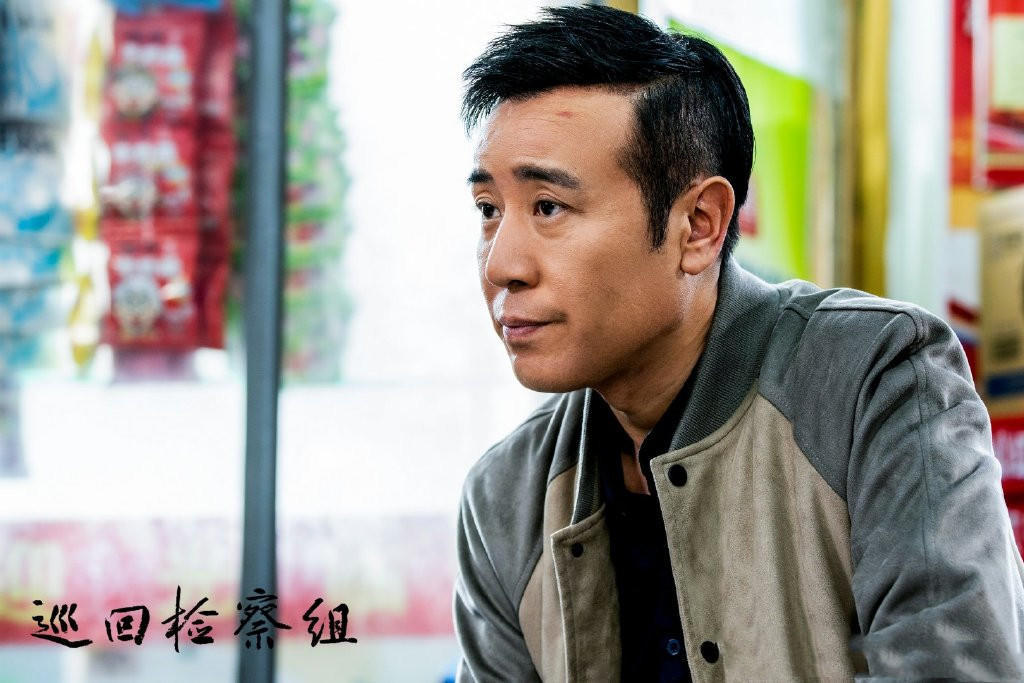 黄什么吕成语_黄裙子搭配什么上衣图(2)