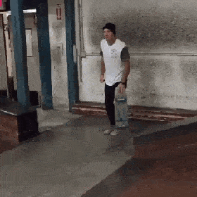 原创搞笑gif段子:(10)就想打个盹,没想到差点淹死!