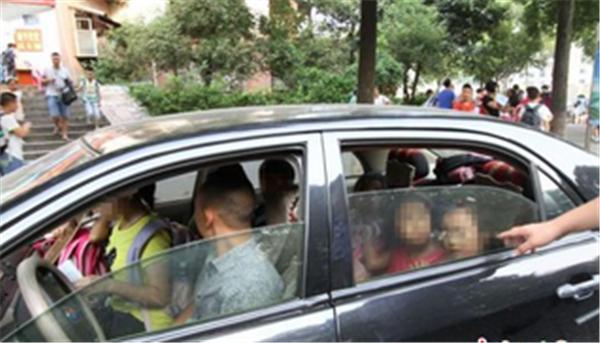 原来的5座私家车是不是超载了4个大人2个小孩?我不知道。来看看