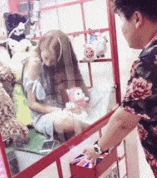 gif搞笑趣图:姑娘这是啥表情?哥们你吃大蒜了?_西瓜