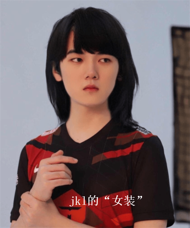 jkl曝光四套新造型,运动服,西装都很帅,队服却直接变成女装?_喻文波