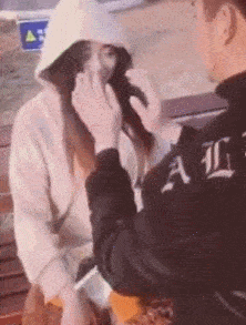 原创搞笑gif段子4本以为是个温馨的画面没想到却是调戏女朋友