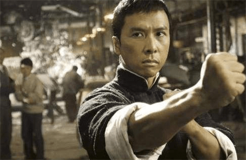 当叶问看到日本人杀了同胞之后,就上场扬言