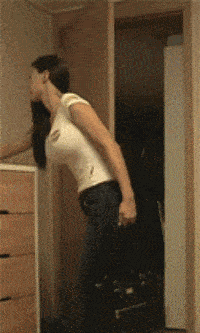 洒水车也是有选择性的美女你这是提前过泼水节吧狗子:看你不爽很久了