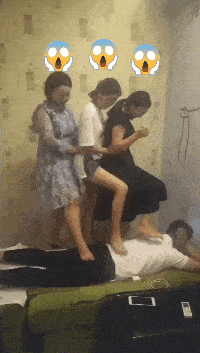 搞笑gif段子:这么小就懂的抓住机会!