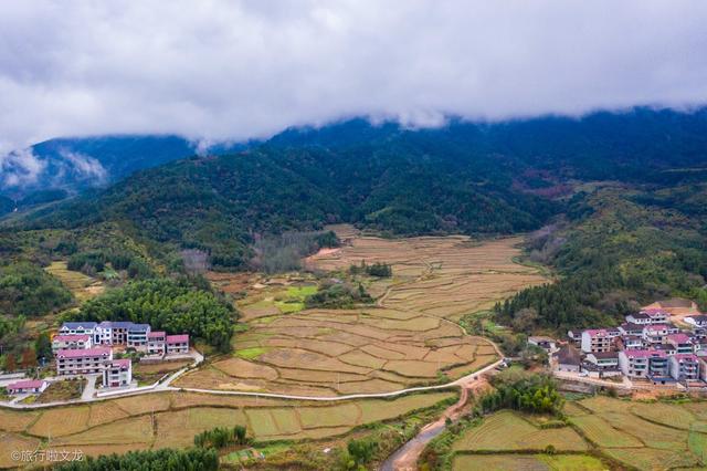 江西资溪的大觉溪在山脚下,有山有水美如画,小时候向往的地方