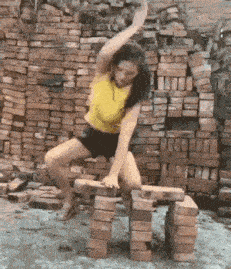 搞笑gif段子:要说是真爱我真不信,小伙以后要受累了