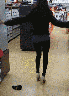 穿高跟鞋开车的真实视频 caf09669f41f42698b390c9f0925170b.gif