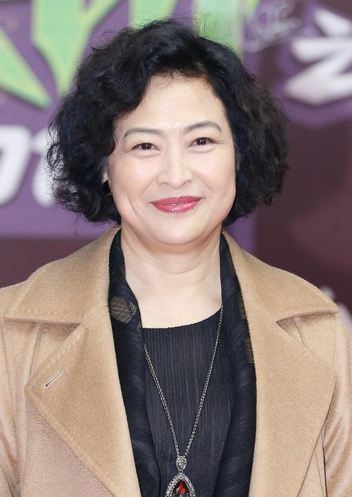 原创62岁许娣老得优雅穿大衣配黑裙洋气减龄身材发福气质也高级