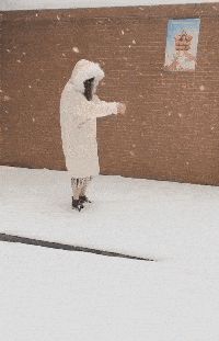 搞笑gif段子:4,雪地跳远的小逗比今天我要给大家表演的雪天跳远等下我