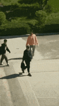 搞笑gif段子孩子你果然有蹦迪的天赋呀这么小就懂得自娱自乐自嗨了