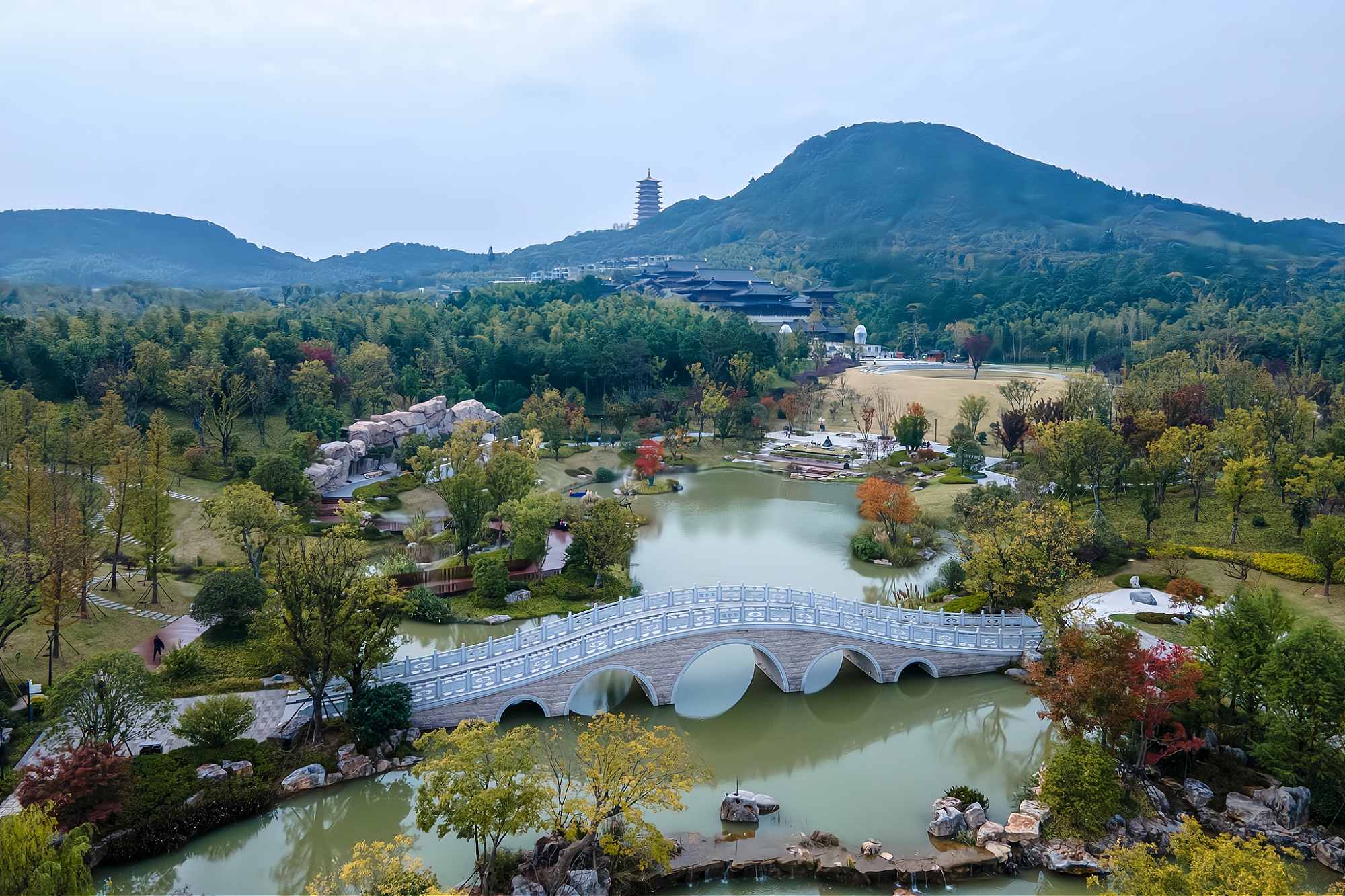 南京牛首山佛顶宫，曾经是废弃的矿坑，如今成为了世界级佛教圣地