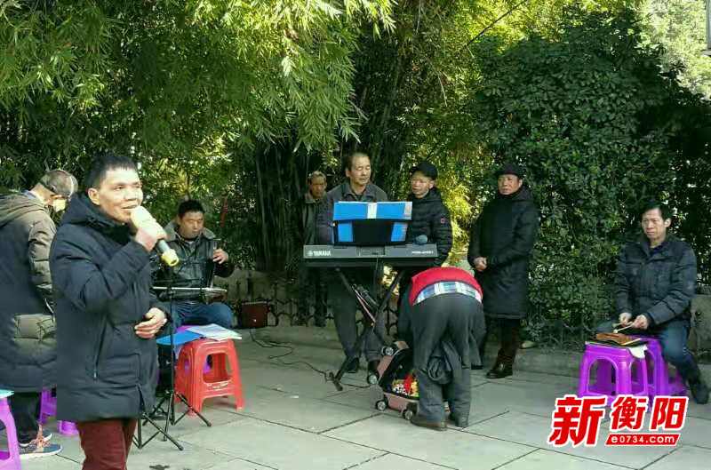 衡阳县西渡中洲公园节日气氛浓郁 市民热热闹闹