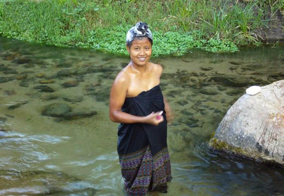 缅甸姑娘都在河边野浴，面对过路游人，竟然思毫不避讳