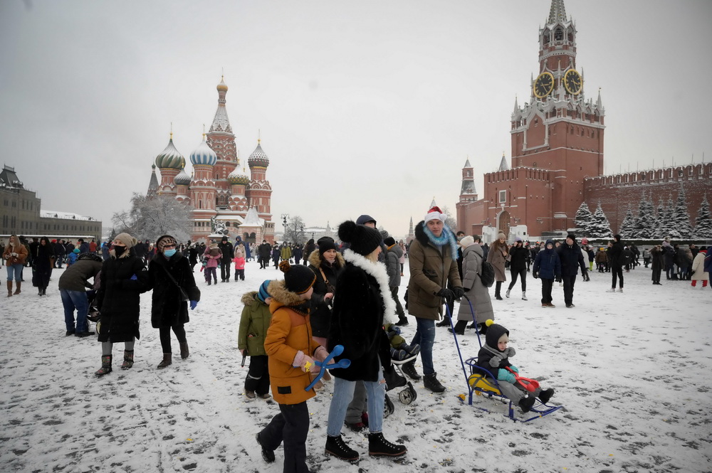 莫斯科盛装雪趣过新年