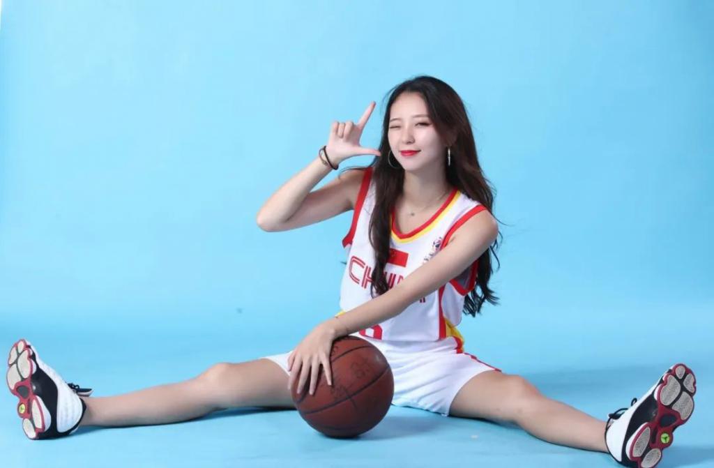她是cba最美啦啦队长,魔鬼身材天使脸,易建联和她合影