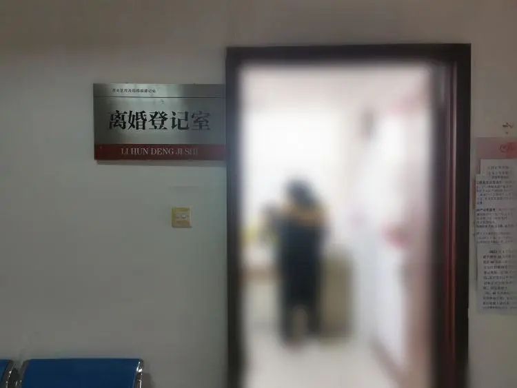 记者在现场观察发现,对于30天的"离婚冷静期,这对