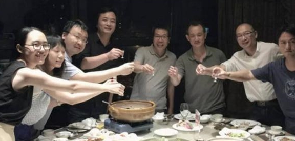 酒桌"倒酒"有讲究,学问大了,很多人都弄错,不懂就别瞎
