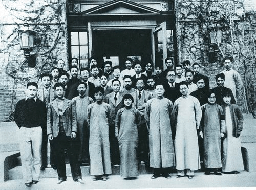 1936年清华大学物理系部分师生合影.第二排右三为吴有训