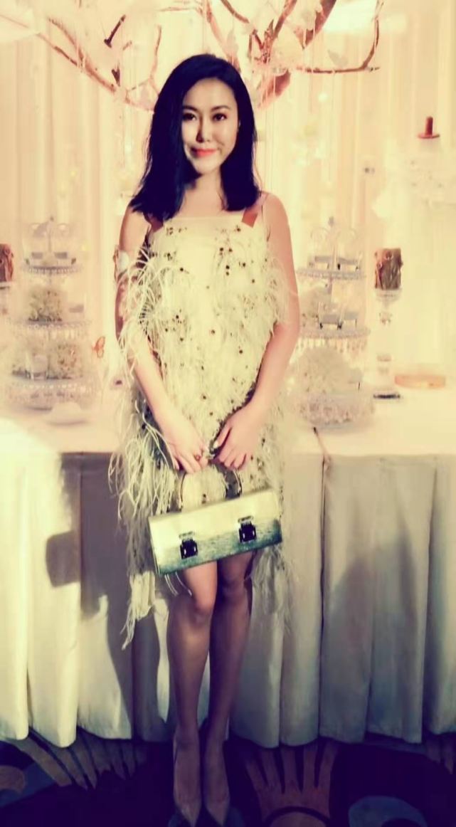 原创香港名媛抱婴儿坠楼死时身无片缕生前美艳照曝光