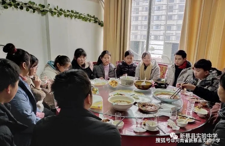 年级学生赵悦清,苏雯雯,赵颖芝,李广云,刘婉怡,王宇浩,陈恒恒,路雅茹