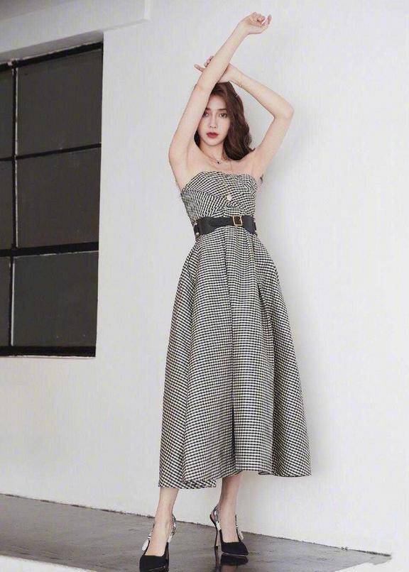原创赵丽颖美得真养眼,分体式格纹裙穿出二八分比例,谁看都着迷