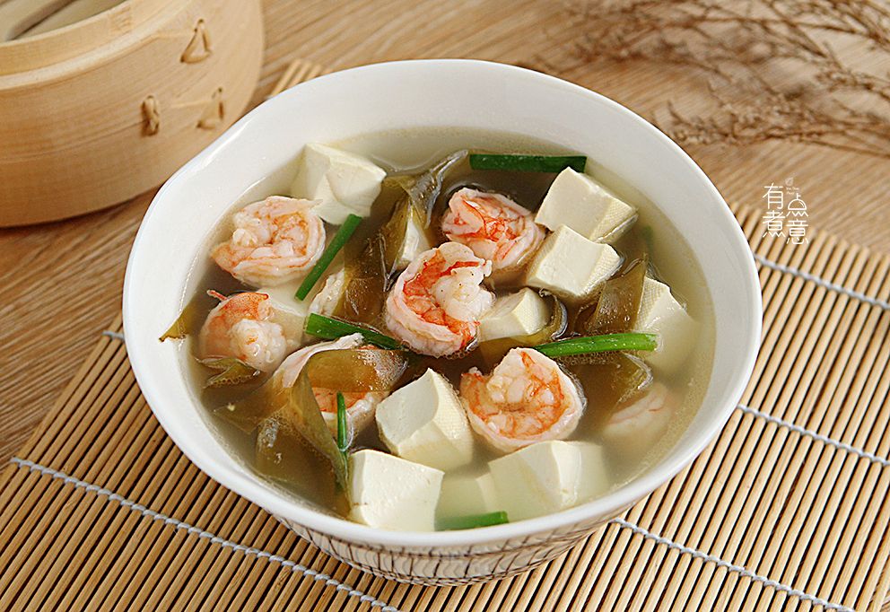 海带虾仁豆腐汤做法:牛腩切块后焯水备用,土豆去皮后切小块,番茄顶部