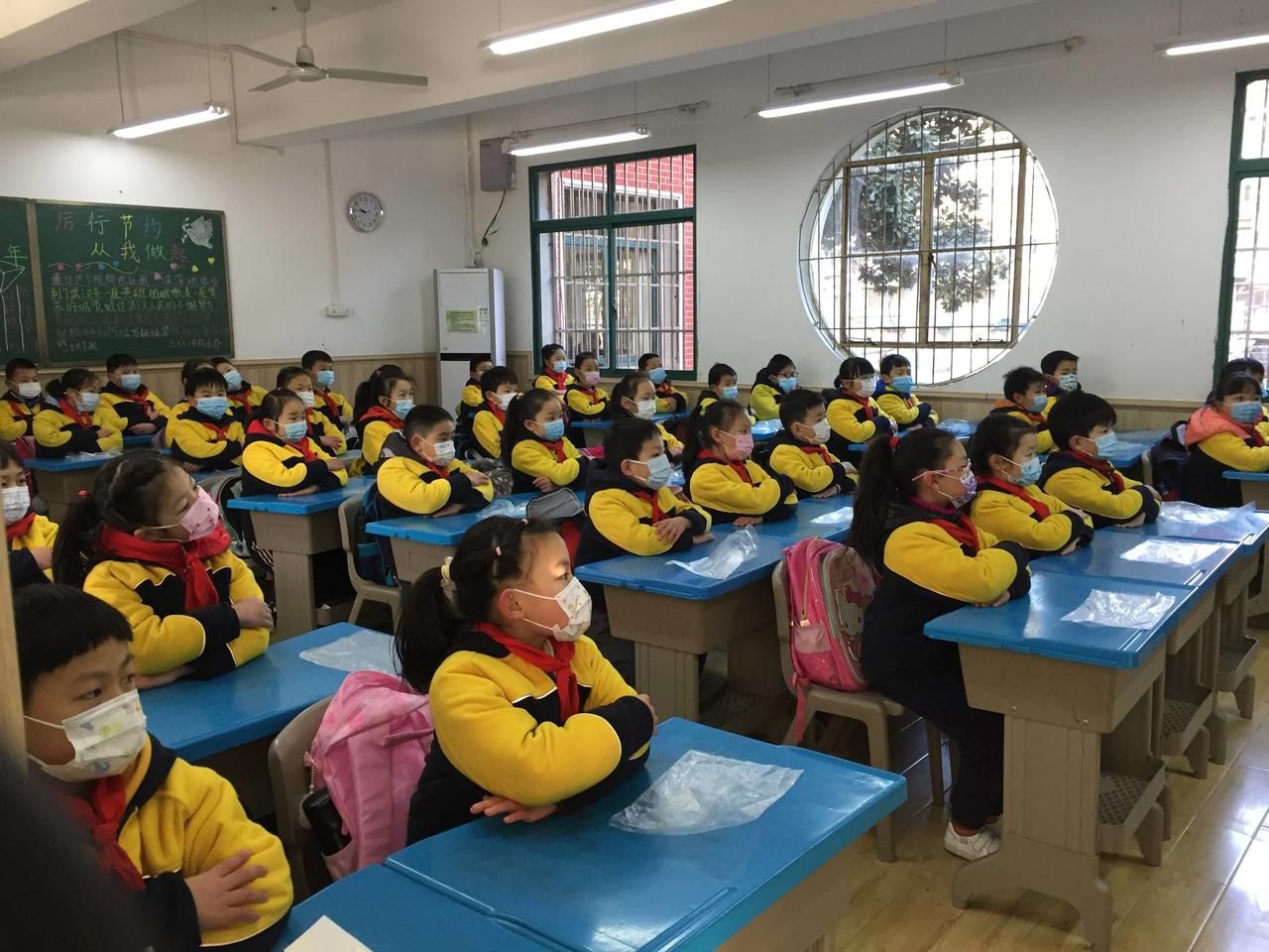 今天在武汉市硚口区实验小学看到,学生到校首先经过测温,一旦发现有