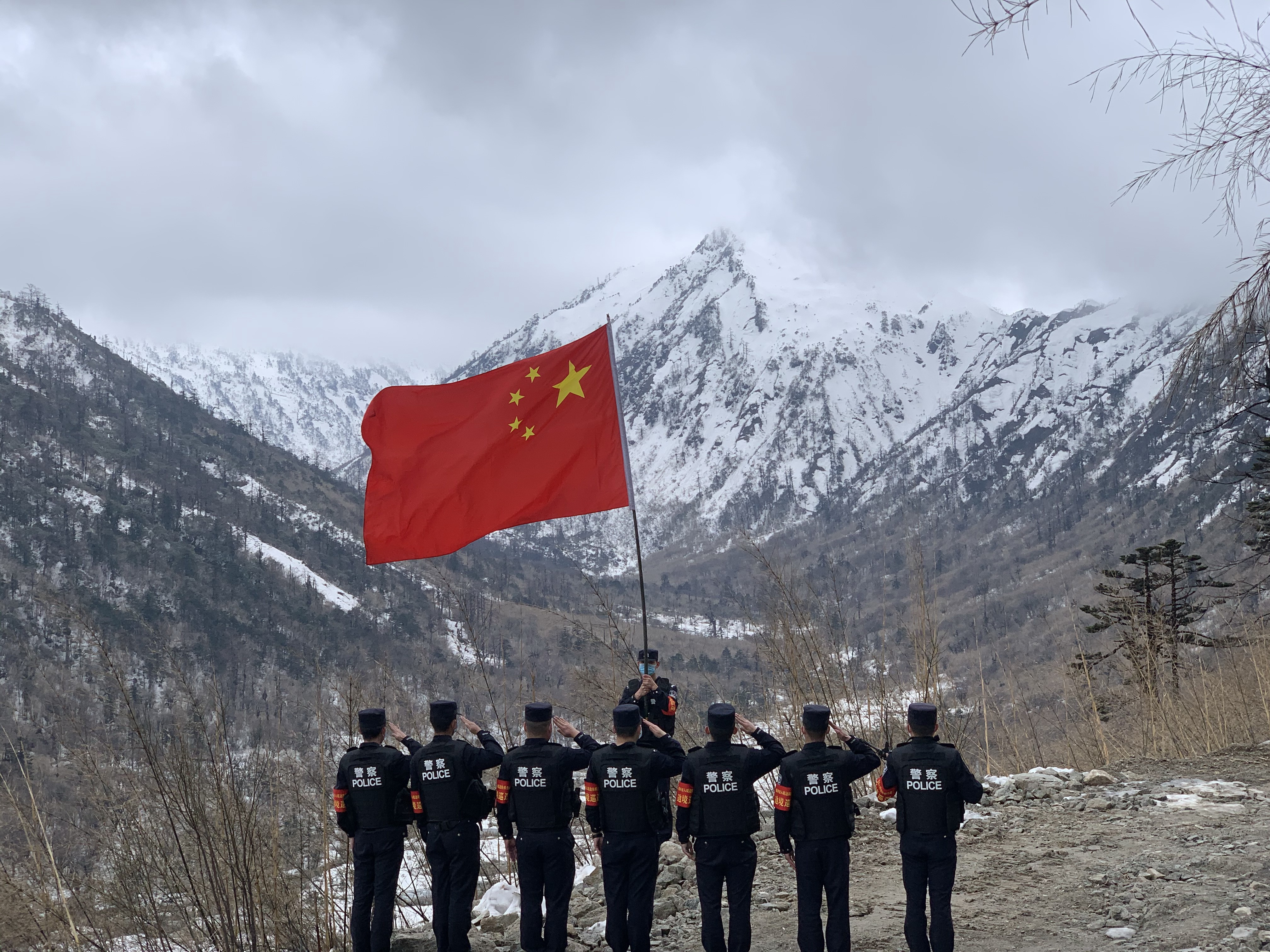 移民管理警察在界碑旁迎接首个人民警察节