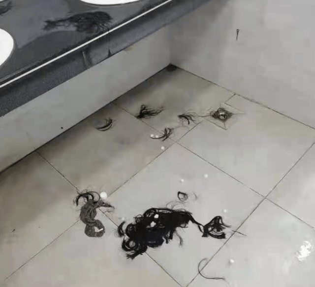 3名女大学生被泼硫酸,脸部冒烟,眼睛失明:女孩该如何保护自己