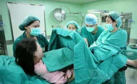 产妇顺产痛不欲生,丈夫回家发生意外,宝宝出生婆婆悔恨不已_孩子
