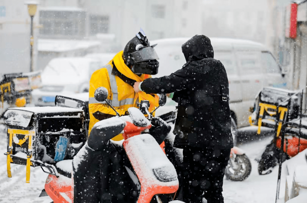 《风雪再冷，你送来的外卖很暖，“辛苦了”、“不着急”成寒潮外卖订单高频热词》