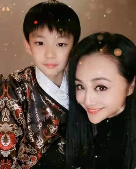 原创曹颖晒老公儿子合照父子同款精灵耳吸睛网友10后预备顶流