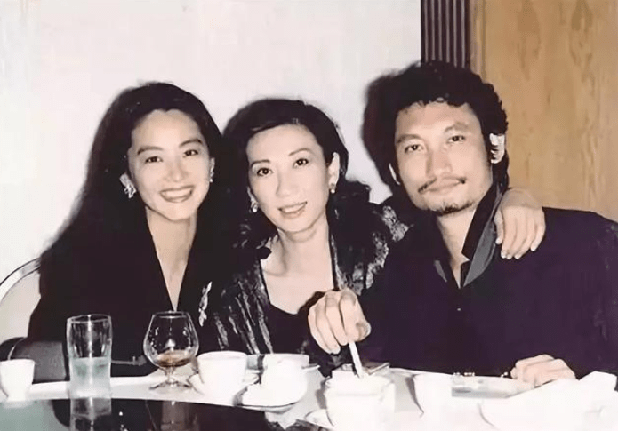 张国荣喊她“阿姐”,林青霞的闺蜜,亦舒偷她照片