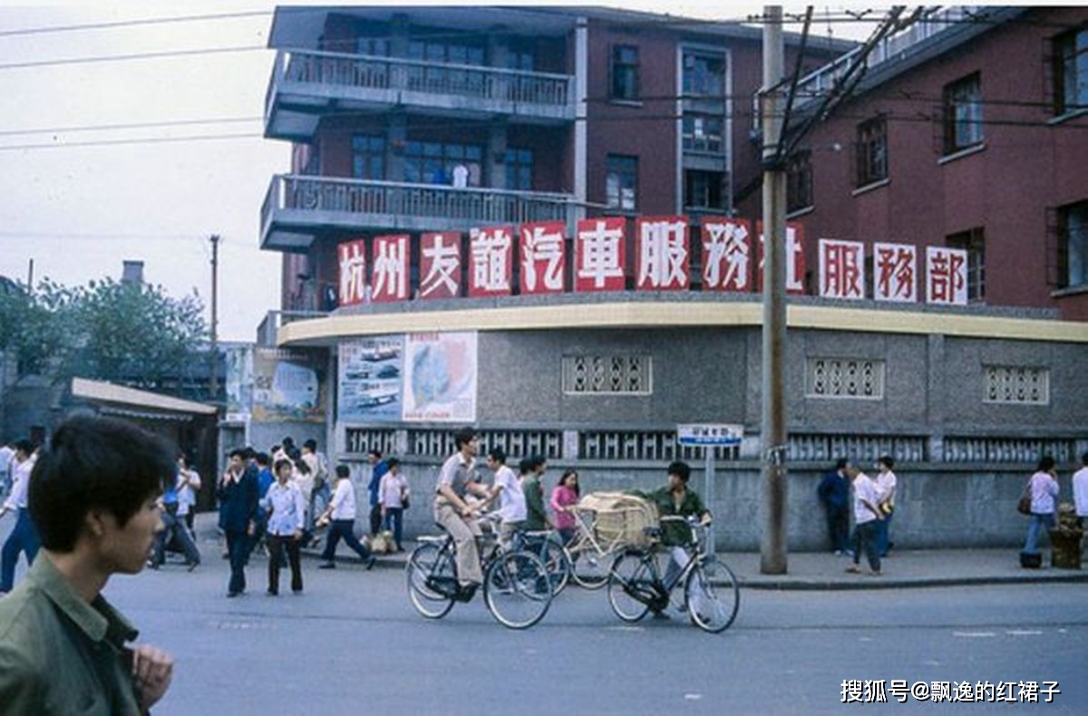 1980年代的杭州,在街头卖自家养的土鸡和土鸡蛋的农村妇女.