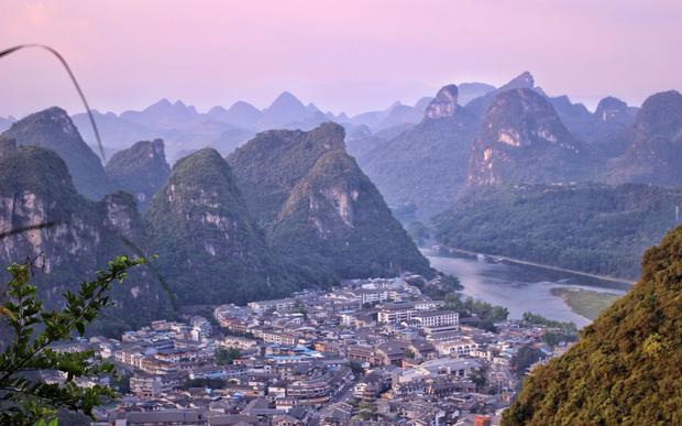 游客去桂林阳朔花100元登山看日落，当地人却说这是花了冤枉钱！