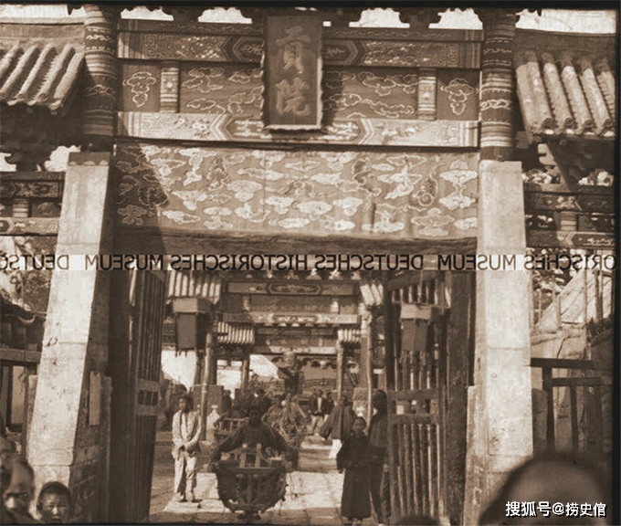 老照片,1903年的济南府,城墙不高商业街不宽