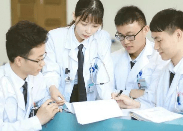 如何选择适合自己的医学院校专业 ea134506ac07439897742db3057440e5.png
